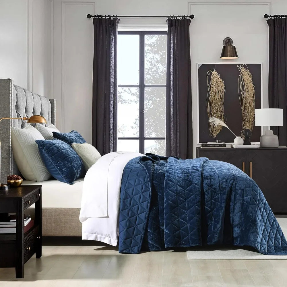 Luxurious Navy Blue Velvet King Quilt Set, Plush Bedspread, Light and Comfortable for Year-Round Use